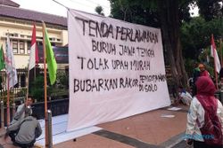 Tak Diajak Rapat Pengupahan, Buruh Pasang Tenda di Kantor Disnakertrans Jateng