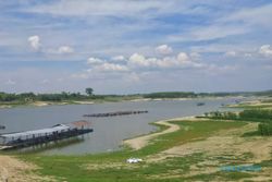 Debit Air Berkurang, Waduk Pondok Ngawi Jadi Spot Favorit Para Pemancing Ikan