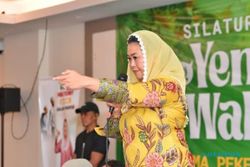 Yenny Wahid Dukung Gerakan 4 Jari, Kubu Ganjar dan Anies Bersatu Lawan Prabowo