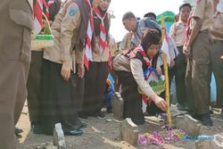 Peringati Hari Pahlawan, Puluhan Siswa di Madiun Ziarah ke Makam Pahlawan Lokal