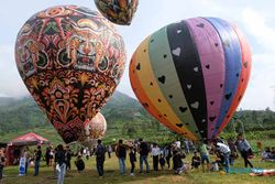 Atraksi Wisata Penerbangan Belasan Balon Tradisional di Bukit Seroja Wonosobo