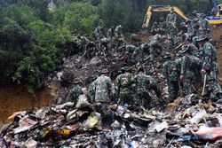 TNI Bersihkan Puluhan Ton Sampah Menumpuk di Kawasan Wisata Gunung Lawu