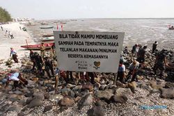 Ratusan Prajurit TNI AL dan Warga Bersihkan Sampah di Pantai Kenjeran Surabaya