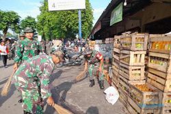Masuk Musim Penghujan, TNI dan Kuli Gendong Bersih-Bersih Pasar Bunder Sragen