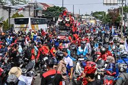 Demo Tuntut Kenaikan UMK, Ribuan Buruh di Tangerang Konvoi dan Blokir Jalan