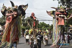 Kemeriahan Golek Karnaval pada Festival Seni Akhir Tahun di Tasikmalaya