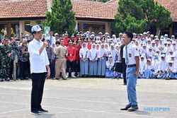 Momen Jokowi Pinjam Topi Siswa saat Tinjau KBM di SMKN 1 Kedungwuni Pekalongan