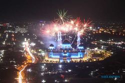 Kemeriahan Atraksi Kembang Api Hiasi Langit di Masjid Sheikh Zayed Solo