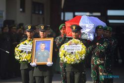 Jenazah Prajurit TNI yang Gugur Diserang KKB Papua Tiba di BIM Sumbar