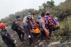 Evakuasi Jenazah Mahasiswi UNP Korban Terakhir Erupsi Gunung Marapi Sumbar