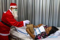 Rayakan Natal, Sinterklas Bagi Bingkisan untuk Pasien di RS Brayat Minulya Solo