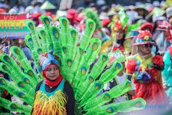 Warna-warni Parade Busana Unik Berbahan Daur Ulang Sampah di Bogor