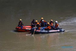 Cegah Pembuangan Limbah, Petugas Gabungan DLHK Patroli Sungai Bengawan Solo