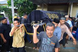 Suasana Haru Iringi Pemakaman Mahasiswa Asal Padang Korban Erupsi Gunung Marapi
