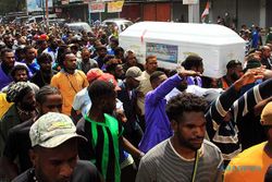 Arak-arakan Pemakaman Lukas Enembe di Jayapura Ricuh, Massa Bakar Mobil