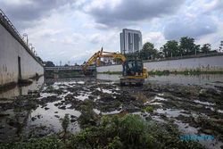 Perlancar Aliran Sungai, BBWSBS Keruk Sedimen dan Bersihkan Kali Anyar Solo