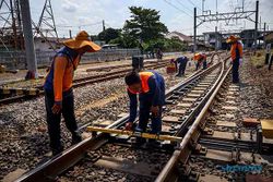 Jelang Angkutan Nataru, Petugas KAI Lakukan Perawatan Jalur Rel KA di Solo