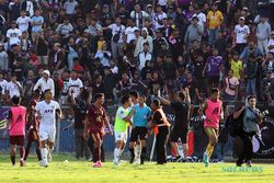 Ricuh, Pertandingan Persik Kediri Vs PSM Makassar Sempat Dihentikan