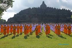 Ratusan Peserta Pabbajja Samanera Jalani Ritual Pradaksina di Candi Borobudur