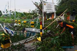 Angin Puting Beliung Terjang Madiun, Sejumlah Rumah Rusak dan Pohon Ambruk