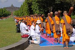 Ratusan Samanera Lakukan Ritual Thudong dari Candi Ngawen ke Borobudur