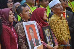 Momen Haru Orang Tua Korban Erupsi Marapi Gantikan Anaknya Wisuda di UNP Padang