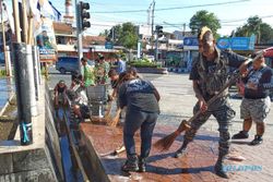 Keren! Koramil Sidomukti Ajak Belasan Anak Punk di Salatiga Bersih-bersih Pasar