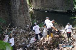 Peduli Lingkungan, BRI Solo Sudirman Bersihkan Sungai Jenes dan Tanam Pohon