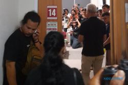 Ganjar Jenguk Relawan Dianiaya Anggota TNI di Boyolali, Siti Atikoh Menangis