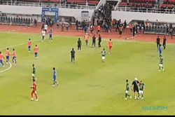 Pertandingan PSIS dan PSS Sleman Diwarnai Kericuhan, Suporter Turun ke Lapangan
