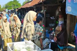 Rayakan Hari Ibu, Puluhan Pelajar di Madiun Bagi Jamu & Bunga ke Pedagang Pasar