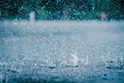 Siang Panas Terik Pertanda Sorenya Hujan Deras, Jangan Lupa Sedia Payung