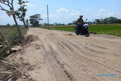 Tiap Hari Dilewati Truk Uruk Tol, Jalan Manjungan Klaten Ambles & Bergelombang