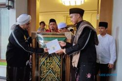 Disowani Kaesang, Habib Hussein Titip Kain Penutup Makam Rasul untuk Jokowi