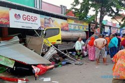 Truk Tangki Tabrak Lapak Pedagang di Pasar Paron Ngawi, 5 Orang Terluka