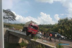Truk Tabrak Pagar Jembatan di Slogohimo Wonogiri, Sopir Jatuh ke Sungai