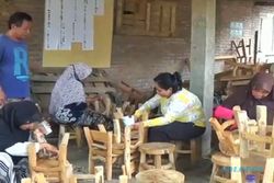Keren! Kerajinan Kursi Berbahan Limbah Kayu Jati dari Ngawi Tembus Pasar Ekspor