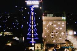 Harris Solo Signature Christmas Tree Setinggi 25 Meter Hiasi Solo di Malam Hari
