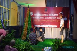 Sambut Natal, Warga Binaan Rutan Salatiga Buat Pohon Natal nan Indah