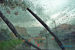 Kaca Mobil Berjamur saat Hujan, Begini Cara Mencegahnya