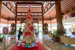 Usung Christmas Culture, Pohon Natal Lorin Solo Hotel dari Kertas Daur Ulang