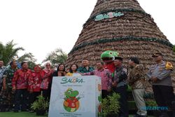 Pohon Natal Berbahan Eceng Gondok di Saloka Theme Park Pecahkan Rekor Muri