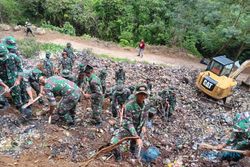 Menumpuk Bertahun-tahun, 50 Ton Sampah di Lereng Gunung Lawu Dibersihkan