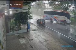 Detik-detik Bus Terguling di Sragen Terekam CCTV, 1 Penumpang Tertimpa 2 Orang
