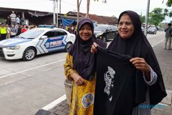 Sejam Menunggu, Ibu-ibu di Sumberlawang Sragen Senang Dapat Kaus dari Jokowi
