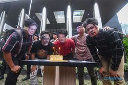 Peringati 4 Tahun Harun Masiku Buron, ICW Gelar Aksi Tiup Lilin di Gedung KPK