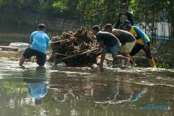 Gotong Royong Pembersihan Sampah Kiriman di Aliran Sungai Pengging Boyolali