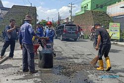 Capai Tunggu Pemerintah, Warga Colomadu Karanganyar Aspal Jalan Sendiri