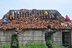 TNI & Relawan Gotong Royong Bantu Warga Terdampak Puting Beliung di Grobogan
