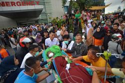 Suasana Evakuasi Pasien Pascaledakan di Semen Padang Hospital